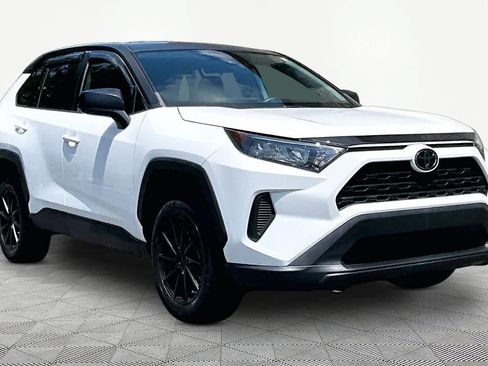 Used 2022 Toyota RAV4 LE FWD image 3