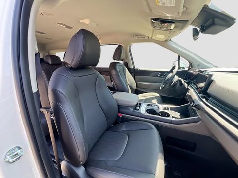 New 2026 Kia Carnival EX FWD image 29