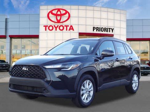 Used 2025 Toyota Corolla Cross LE image 1