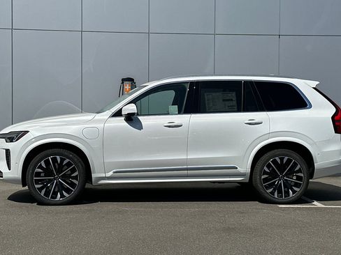 New 2025 Volvo XC90 T8 Plus w/ Protection Package Premier image 2