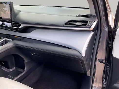 Used 2025 Toyota Sienna XLE FWD image 17