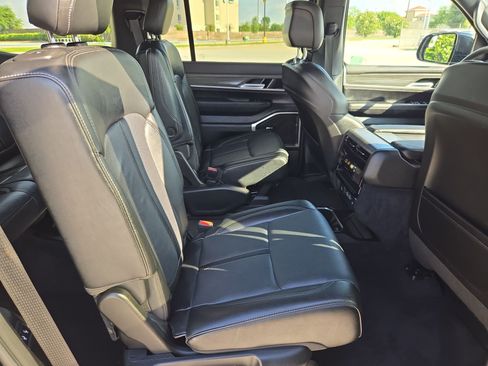 Used 2024 Jeep Wagoneer Series III AWD/4WD image 30