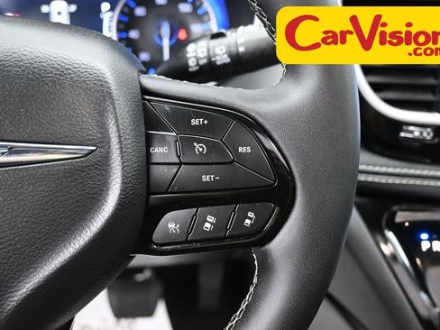 Used 2025 Chrysler Pacifica Limited image 19