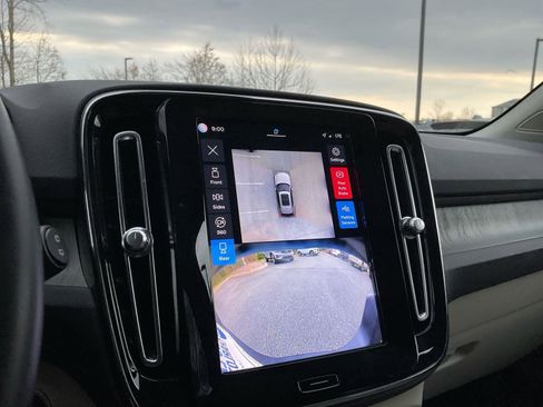 Certified 2024 Volvo XC40 B5 Plus w/ Climate Package image 28