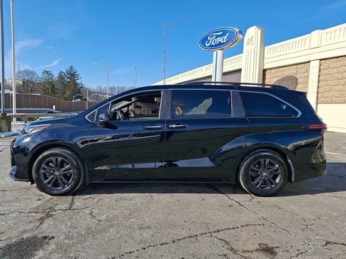 Used 2024 Toyota Sienna XSE w/ XSE Plus Package image 7