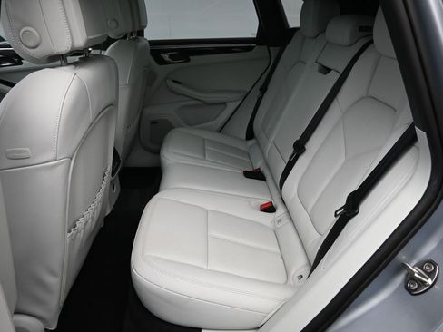 Certified 2025 Porsche Macan image 10