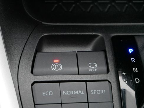 Used 2022 Toyota RAV4 XLE w/ Convenience Package image 32