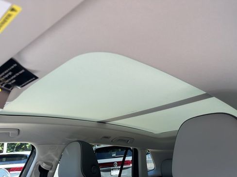 New 2025 Volkswagen Tiguan SE image 11