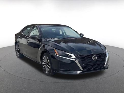 Used 2025 Nissan Altima 2.5 SV image 3