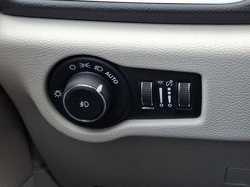 Certified 2023 Chrysler Pacifica Touring-L image 29