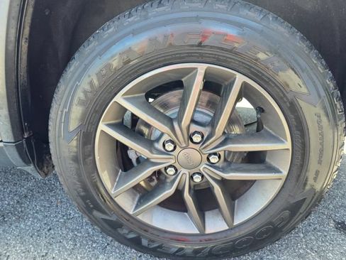 Used 2016 Jeep Grand Cherokee Laredo 75th Anniversary AWD/4WD image 10