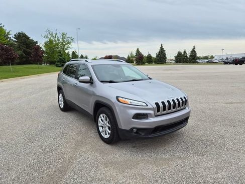 Used 2017 Jeep Cherokee Latitude w/ Cold Weather Group AWD/4WD image 3