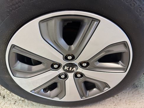 Used 2018 Kia Niro LX FWD image 34