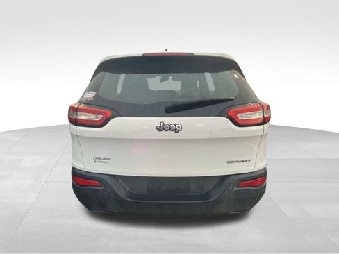 Used 2016 Jeep Cherokee Sport FWD image 8