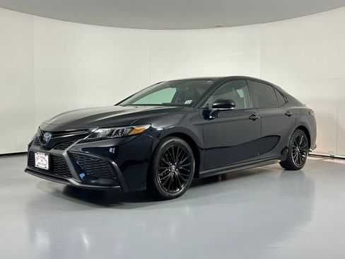 Used 2022 Toyota Camry SE w/ Convenience Package image 3