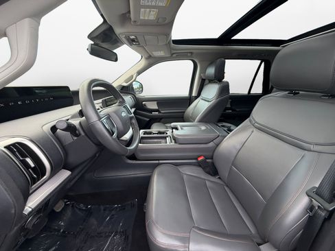 Used 2025 Ford Expedition Active AWD/4WD image 9