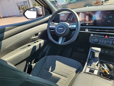 Used 2025 Hyundai Santa Cruz SE image 13
