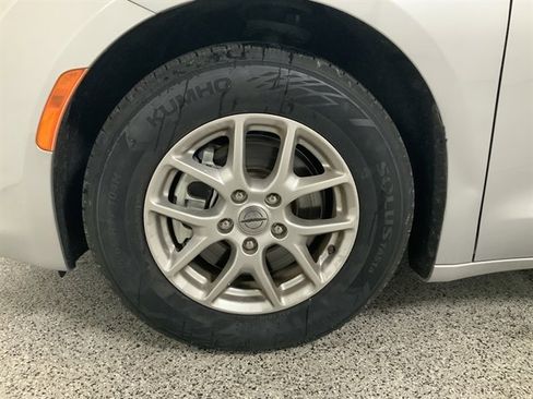 Used 2023 Chrysler Voyager LX image 10