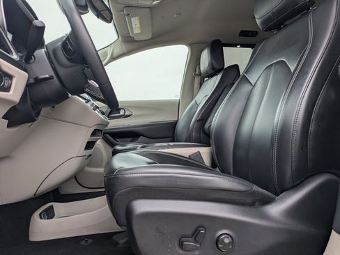 Used 2023 Chrysler Pacifica Touring-L FWD image 15