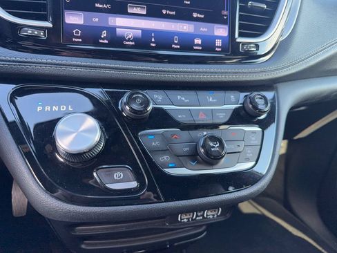Used 2024 Chrysler Pacifica Limited FWD image 19