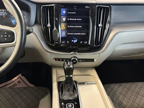 Used 2021 Volvo XC60 T5 Momentum w/ Premium Package AWD/4WD image 4