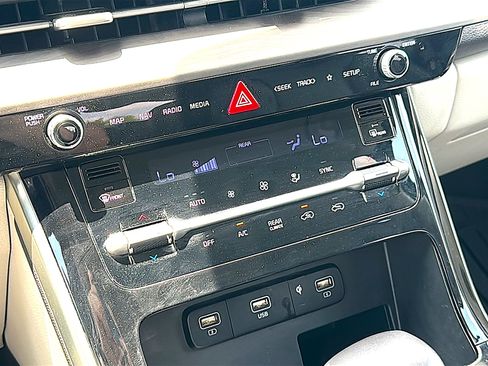 Used 2023 Kia Carnival EX FWD image 35