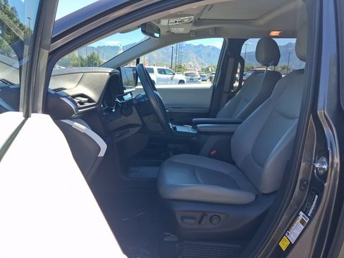 Certified 2025 Toyota Sienna XLE FWD image 11