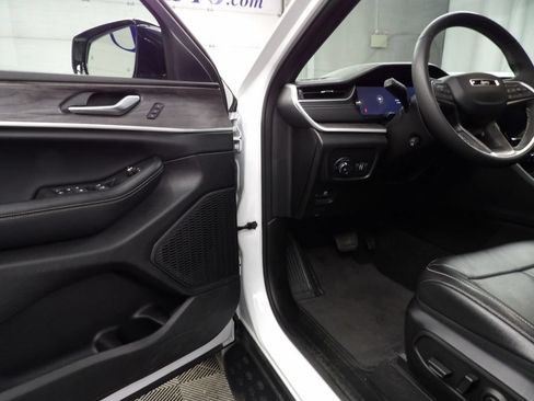 Used 2024 Jeep Grand Cherokee Limited AWD/4WD image 44