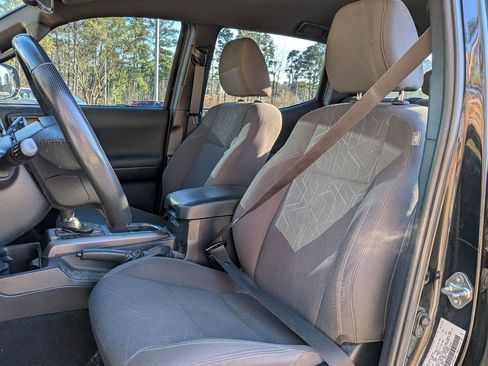 Used 2018 Toyota Tacoma TRD Off-Road image 12