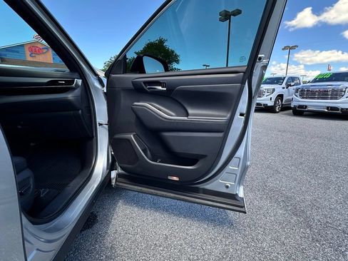 Used 2021 Toyota Highlander XSE AWD/4WD image 16