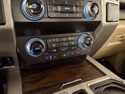 Used 2020 Ford F150 Lariat w/ Equipment Group 502A Luxury AWD/4WD image 26