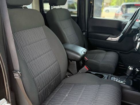 Used 2012 Jeep Wrangler Unlimited Rubicon AWD/4WD image 13