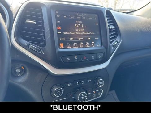 Used 2017 Jeep Cherokee Overland w/ Technology Group image 9