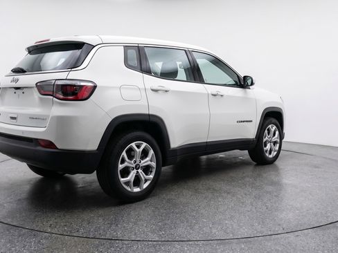 Used 2025 Jeep Compass Latitude AWD/4WD image 9