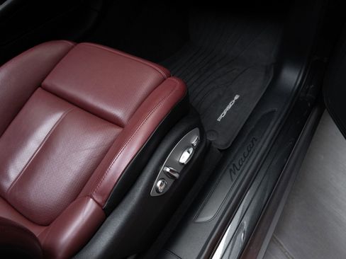 Used 2023 Porsche Macan AWD/4WD image 37