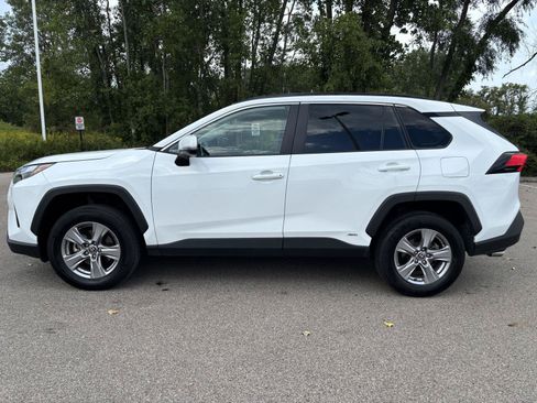 Used 2025 Toyota RAV4 XLE AWD/4WD image 2