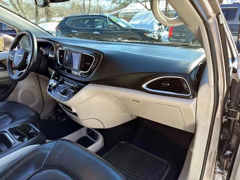 Used 2018 Chrysler Pacifica Touring-L FWD image 7