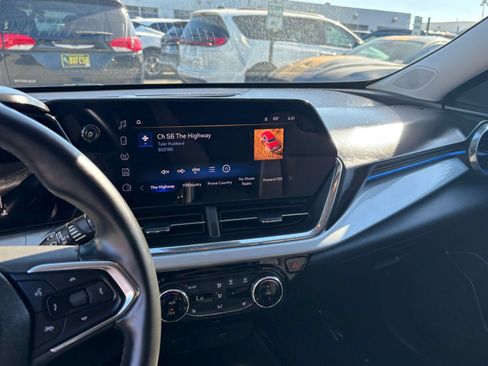 Used 2025 Chevrolet Trax LT w/ LT Convenience Package FWD image 14