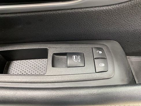 Used 2025 Chrysler Pacifica Limited FWD image 31