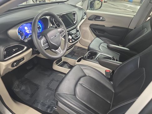 Used 2024 Chrysler Pacifica Touring-L image 15