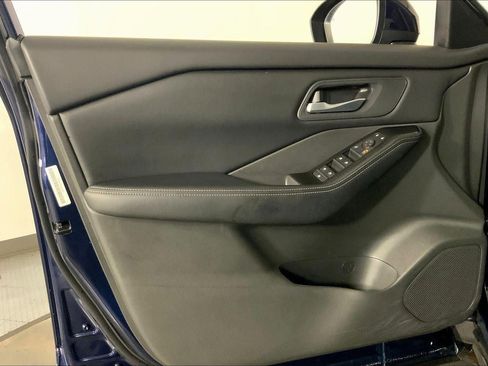 Used 2025 Nissan Rogue SV image 24