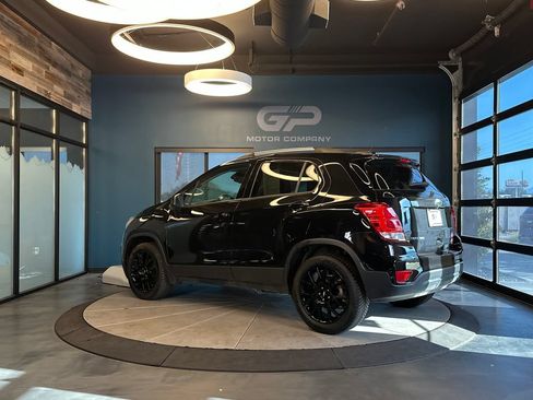 Used 2022 Chevrolet Trax LT w/ Midnight Edition AWD/4WD image 5