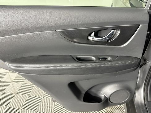 Used 2017 Nissan Rogue SV FWD image 25