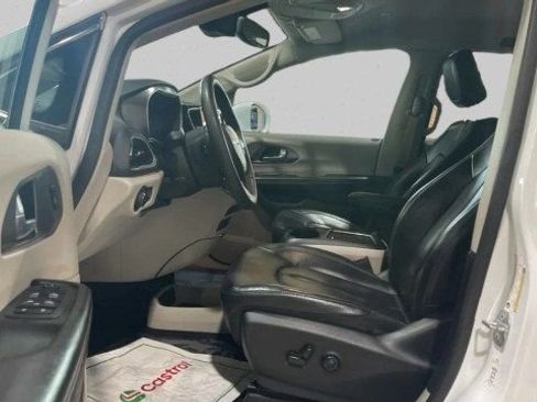 Used 2022 Chrysler Pacifica Touring-L FWD image 10