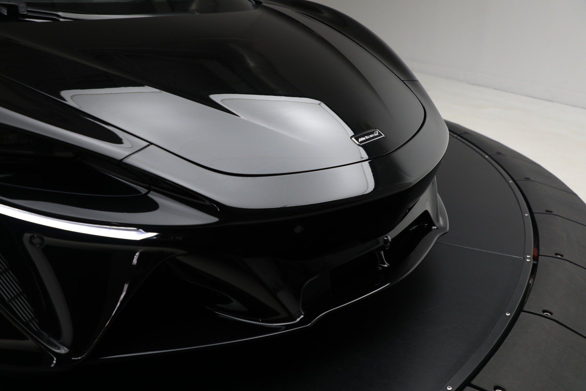Used 2024 McLaren Artura RWD image 31