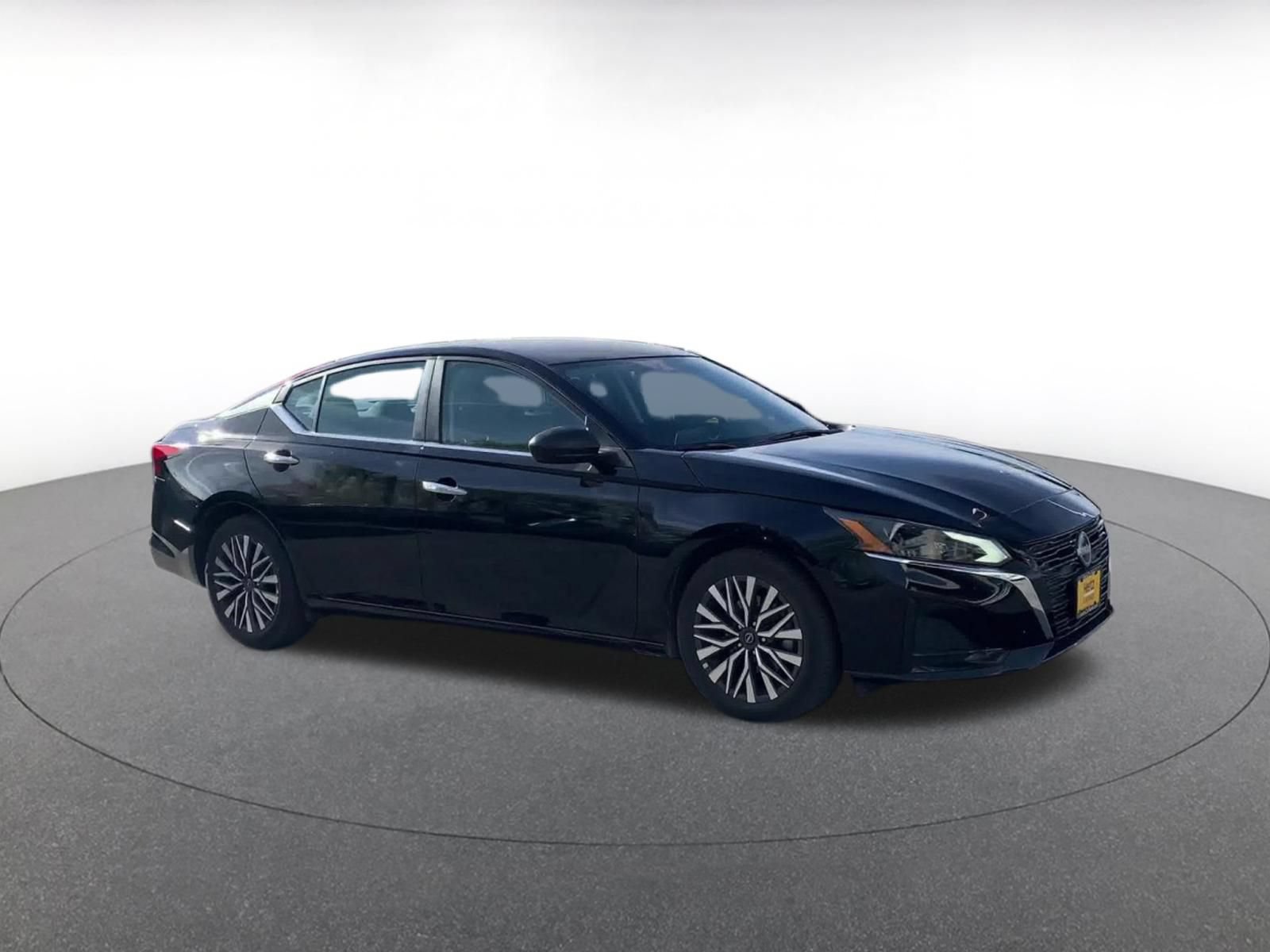 Used 2025 Nissan Altima 2.5 SV FWD image 2