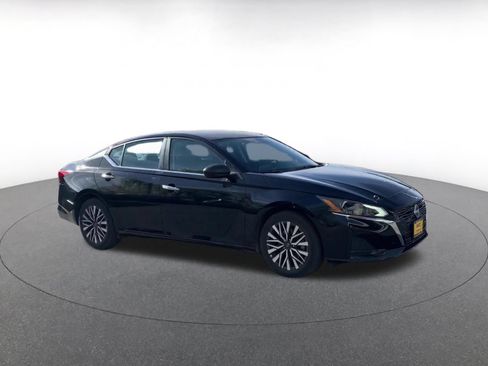 Used 2025 Nissan Altima 2.5 SV FWD image 2
