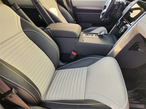 Used 2024 Land Rover Discovery Dynamic SE image 13