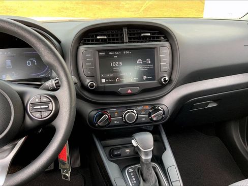 Used 2025 Kia Soul LX FWD image 6