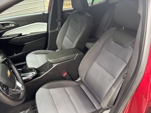 Used 2025 Chevrolet Trax LT w/ LT Convenience Package FWD image 32